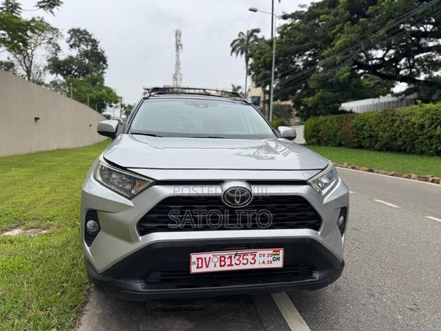 Toyota RAV4 XLE FWD 2019 Silver