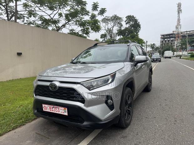 Toyota RAV4 XLE FWD 2019 Silver