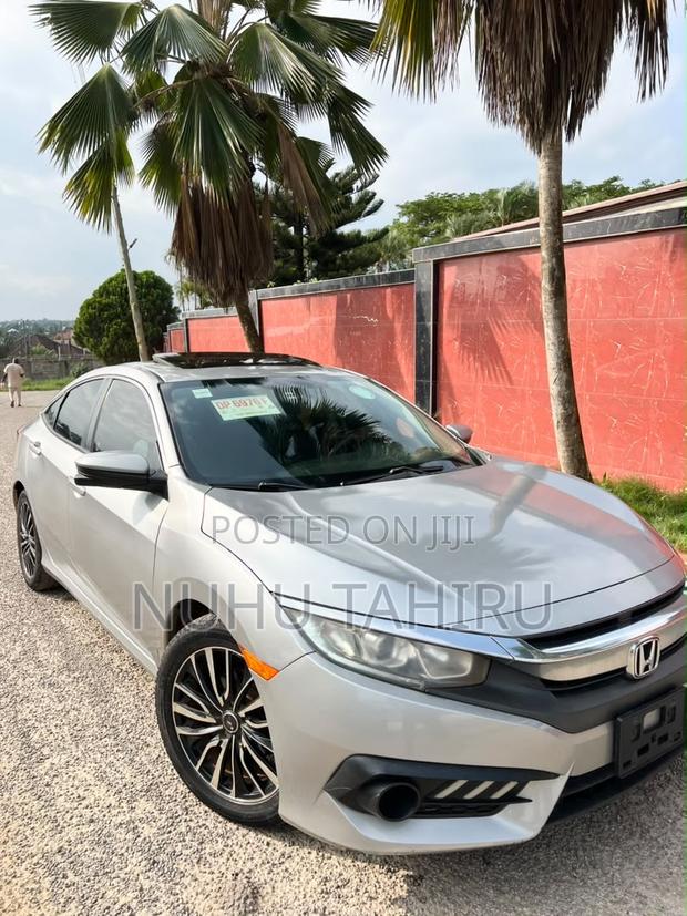 Honda Civic EX 4dr Hatchback (1.5L 4cyl) 2017 Gray