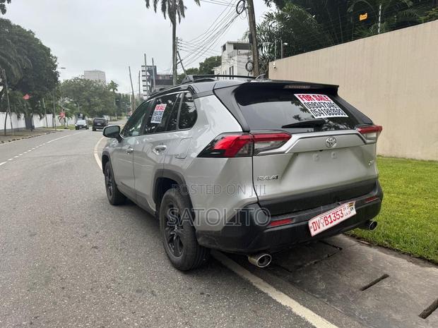 Toyota RAV4 XLE FWD 2019 Silver
