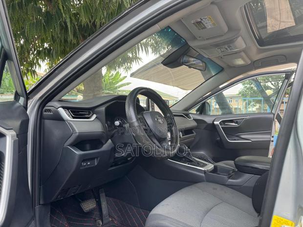 Toyota RAV4 XLE FWD 2019 Silver