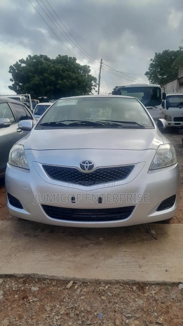 Toyota Belta 2010 Silver