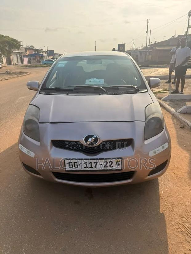 Toyota Vitz 2010 Pearl
