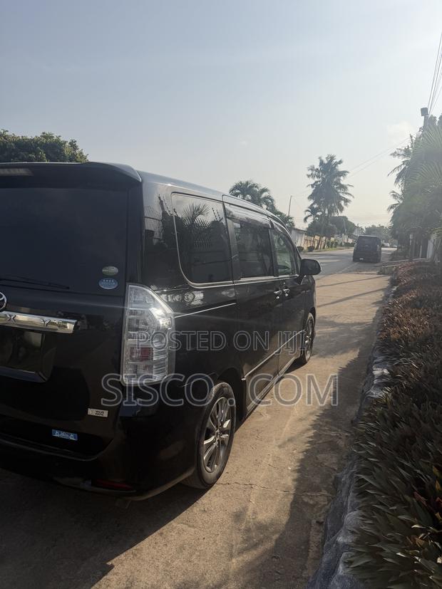Toyota Voxy X 2WD 7-Seater 2012 Black