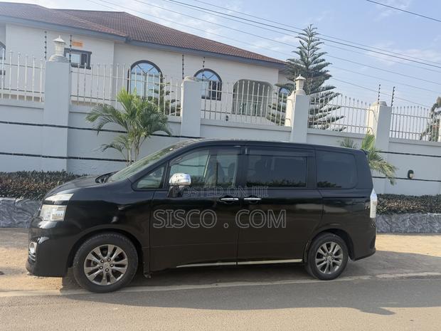 Toyota Voxy X 2WD 7-Seater 2012 Black