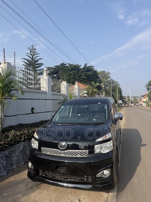 Toyota Voxy X 2WD 7-Seater 2012 Black