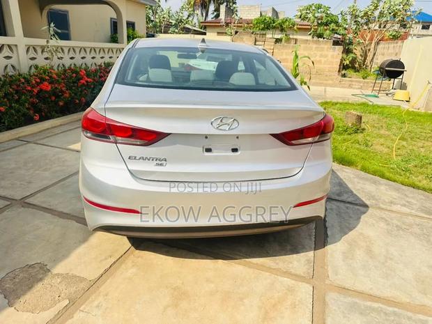 Hyundai Elantra 2018 Silver