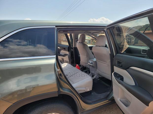 Toyota Highlander XLE 4x2 V6 (3.5L 6cyl 8A) 2018 Beige