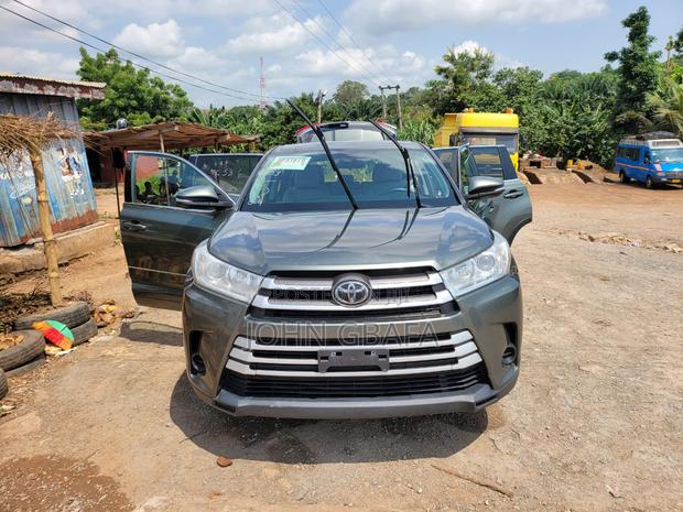 Toyota Highlander XLE 4x2 V6 (3.5L 6cyl 8A) 2018 Beige