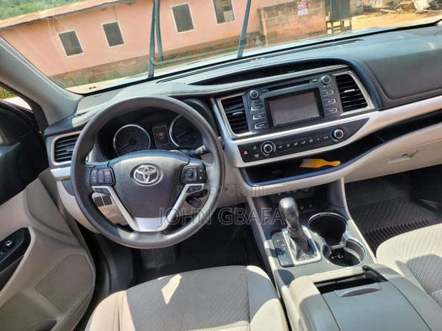 Toyota Highlander XLE 4x2 V6 (3.5L 6cyl 8A) 2018 Beige