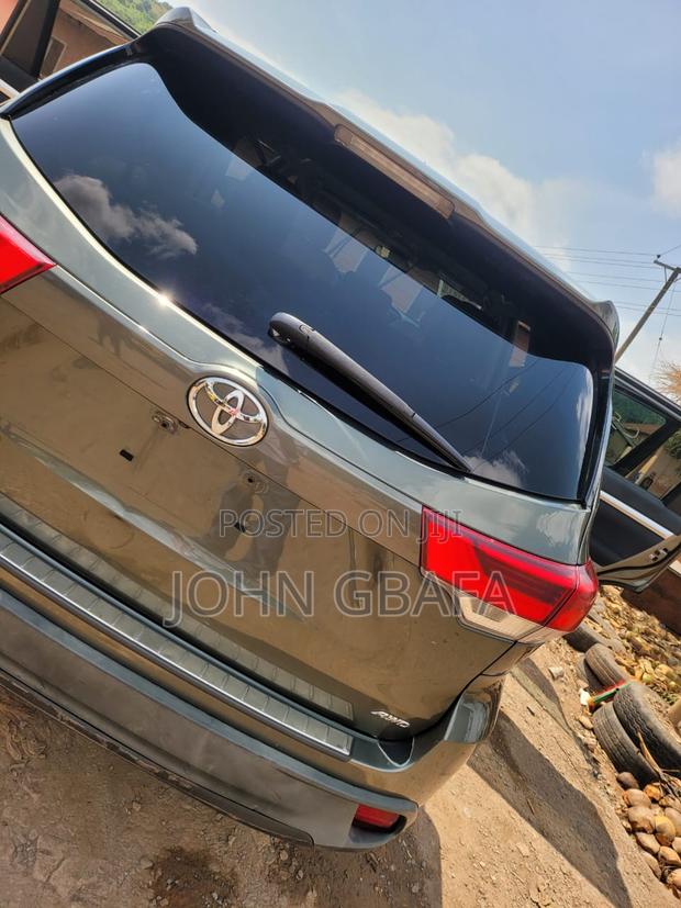 Toyota Highlander XLE 4x2 V6 (3.5L 6cyl 8A) 2018 Beige