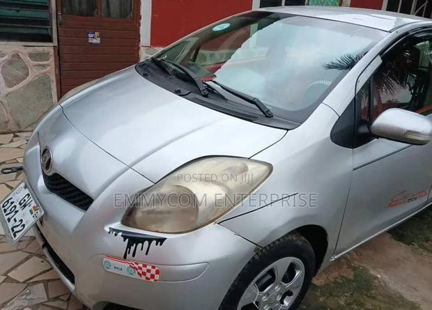 Toyota Vitz 2010 Gray