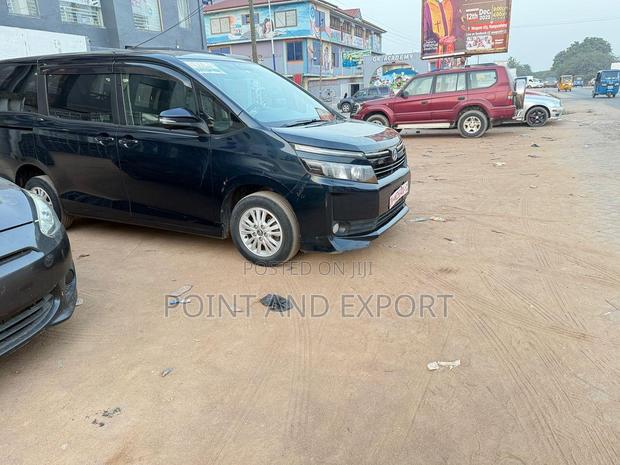Toyota Voxy 2014 Black