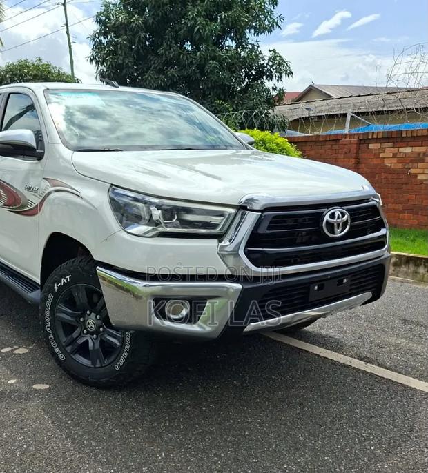 Toyota Hilux 2021 White