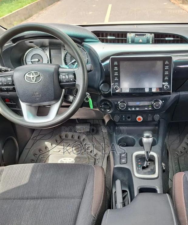 Toyota Hilux 2021 White