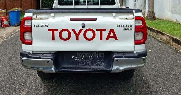 Toyota Hilux 2021 White