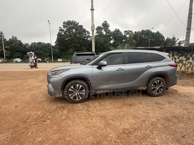 Toyota Highlander XLE 2022 Gray