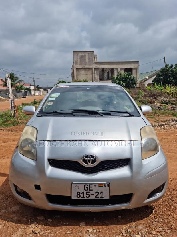 Toyota Vitz 2010 Silver