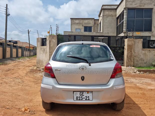 Toyota Vitz 2010 Silver