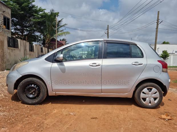 Toyota Vitz 2010 Silver