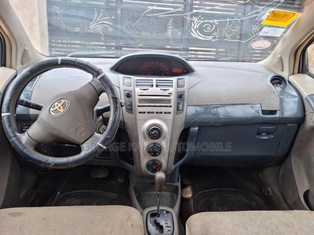 Toyota Vitz 2010 Silver