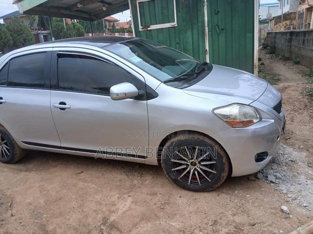 Toyota Belta 2010 Silver