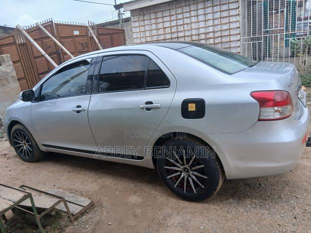 Toyota Belta 2010 Silver