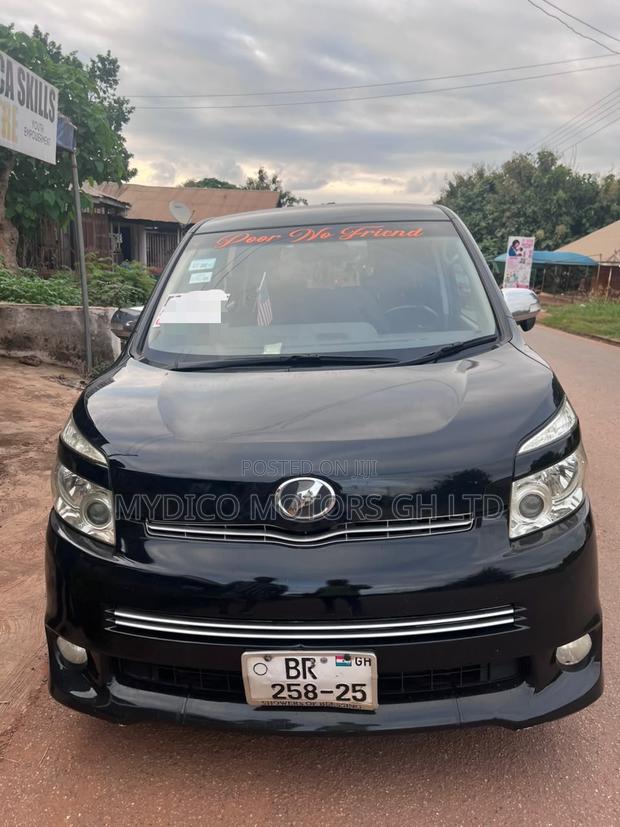 Toyota Voxy V 2WD 8-Seater 2012 Black