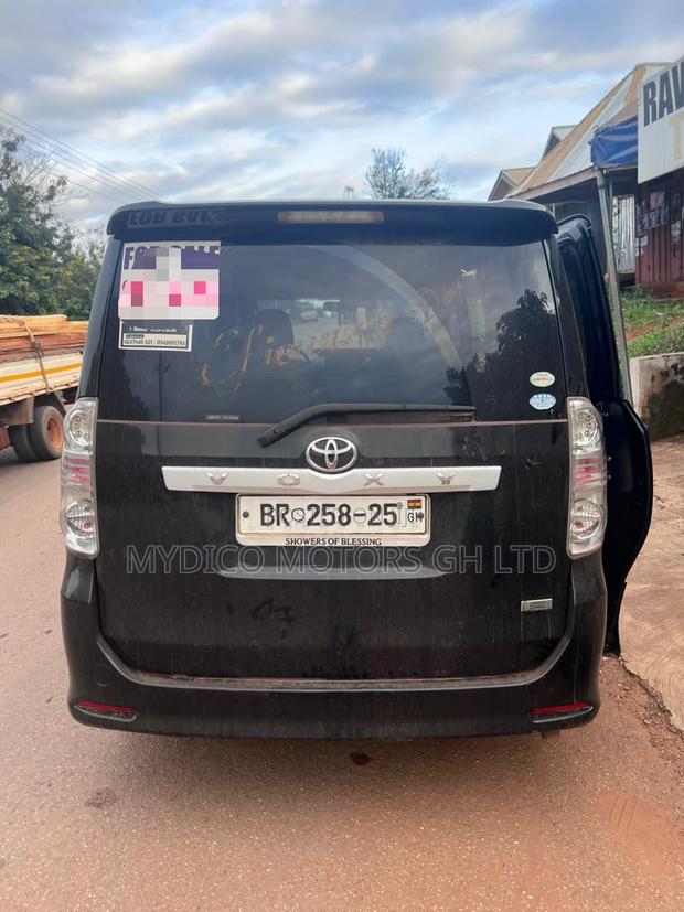 Toyota Voxy V 2WD 8-Seater 2012 Black
