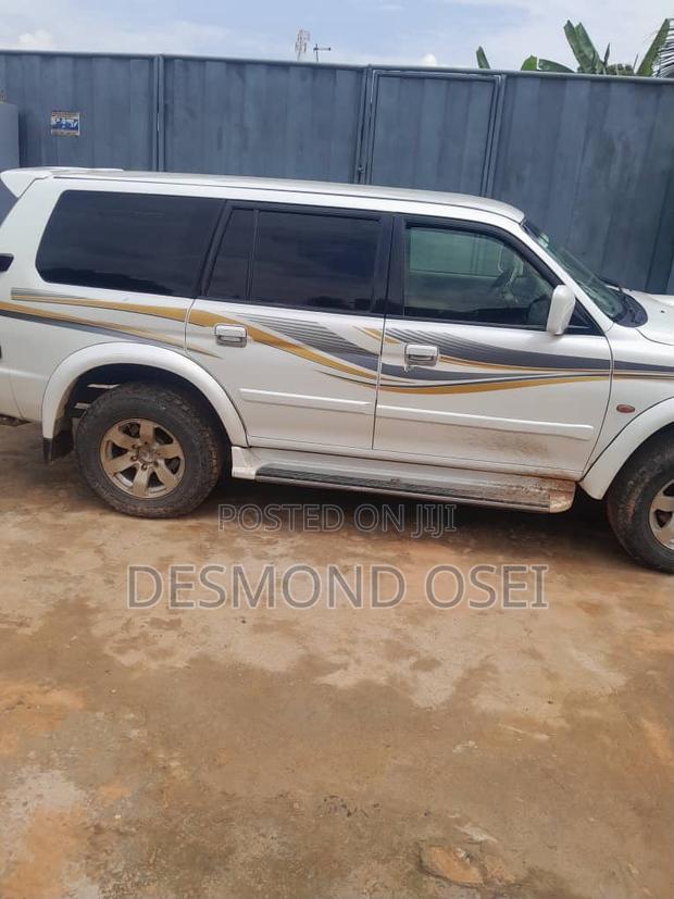 Mitsubishi Challenger 2000 White