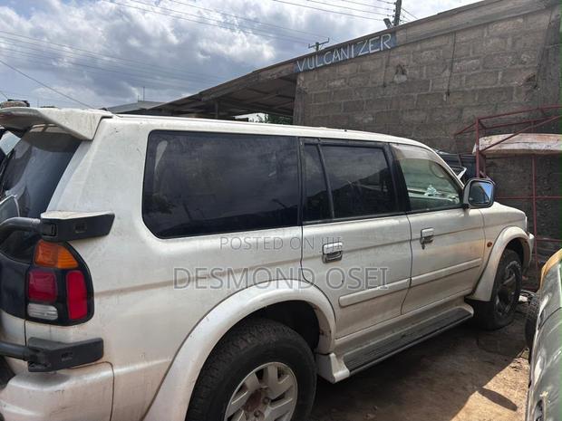 Mitsubishi Challenger 2000 White