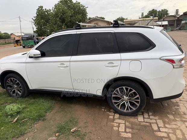 Mitsubishi Outlander ES 4dr SUV (2.4L 4cyl CVT) 2015 White