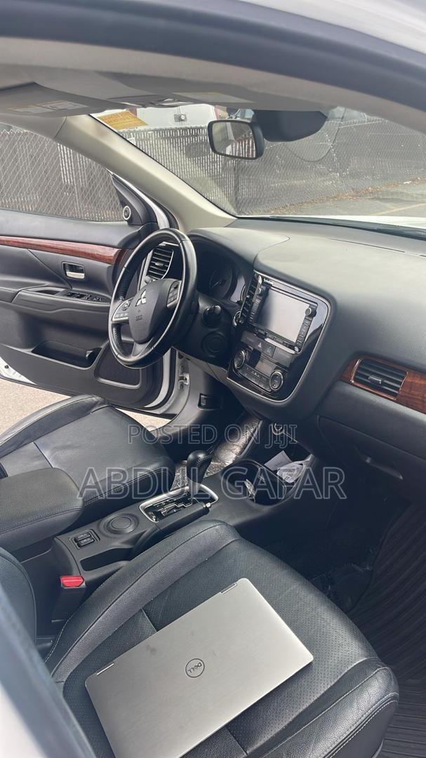 Mitsubishi Outlander ES 4dr SUV (2.4L 4cyl CVT) 2015 White