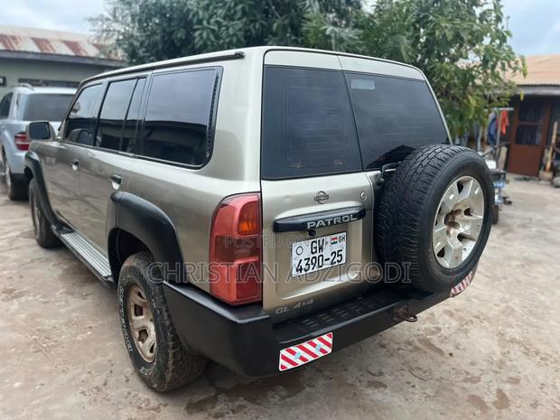Nissan Patrol 2010 Gold
