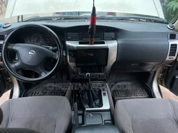 Nissan Patrol 2010 Gold