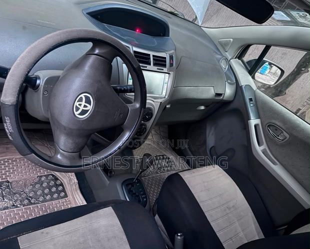 Toyota Vitz 2010 Silver