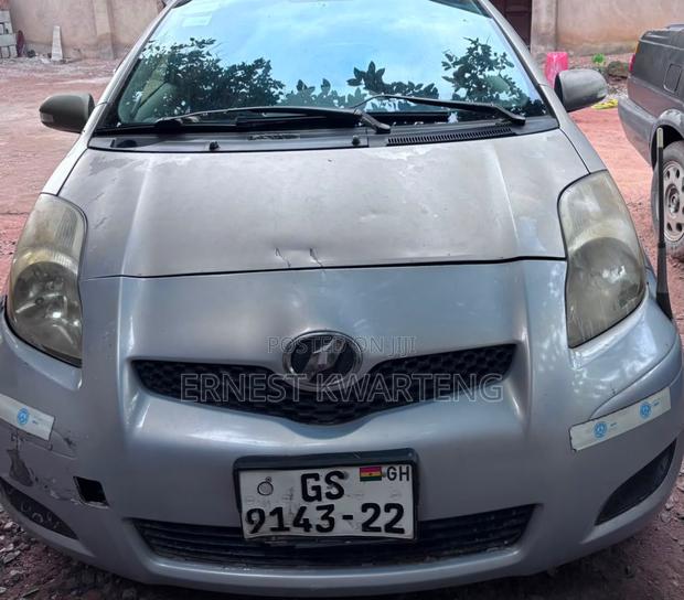 Toyota Vitz 2010 Silver