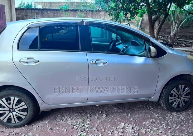 Toyota Vitz 2010 Silver