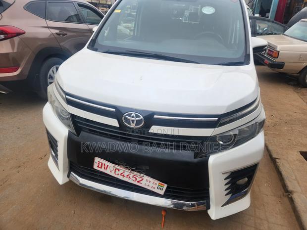 Toyota Voxy V 4WD 7-Seater 2014 White