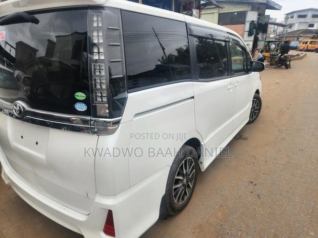 Toyota Voxy V 4WD 7-Seater 2014 White