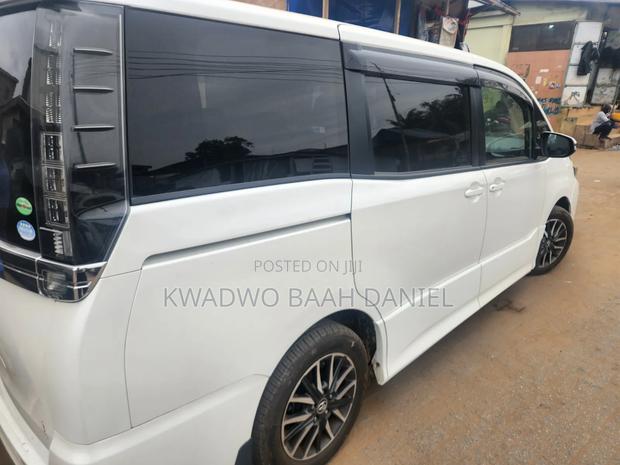 Toyota Voxy V 4WD 7-Seater 2014 White