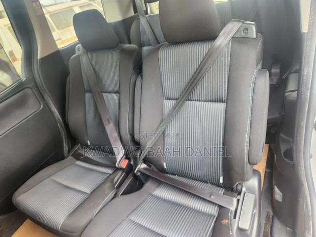Toyota Voxy V 4WD 7-Seater 2014 White