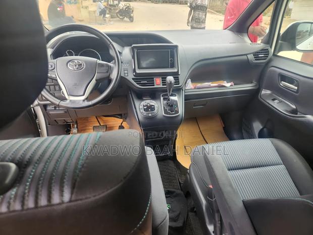 Toyota Voxy V 4WD 7-Seater 2014 White