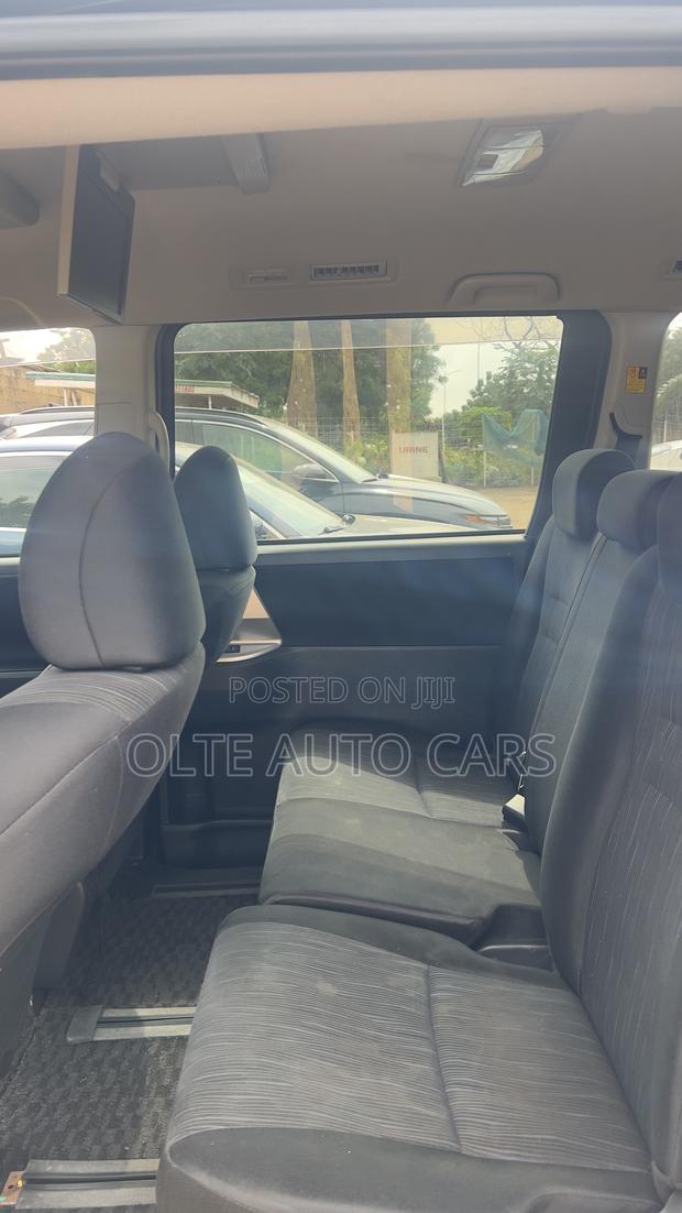 Toyota Voxy V 2WD 8-Seater 2011 Blue
