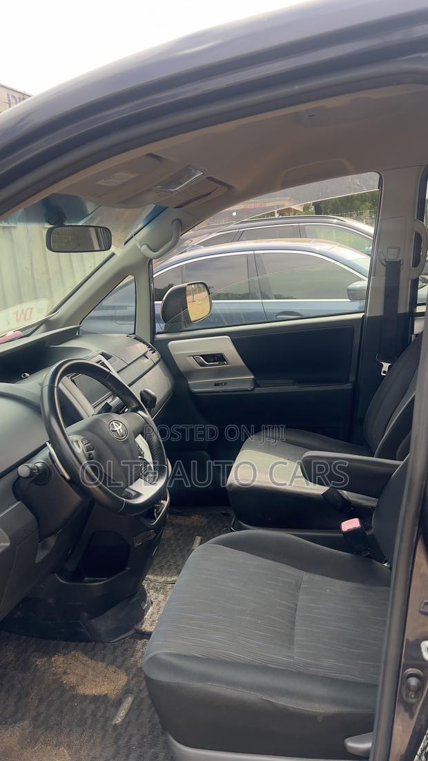 Toyota Voxy V 2WD 8-Seater 2011 Blue