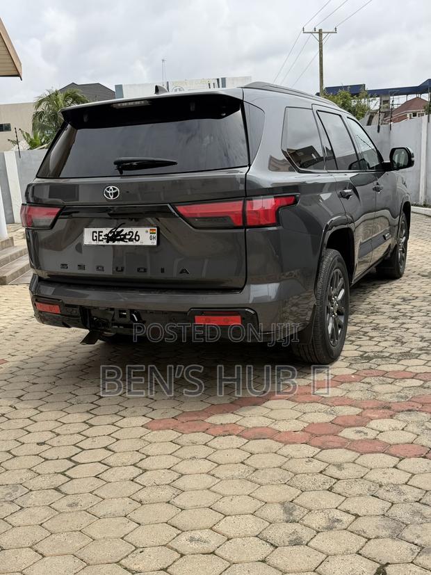 Toyota Sequoia Platinum 4WD 2023 Gray