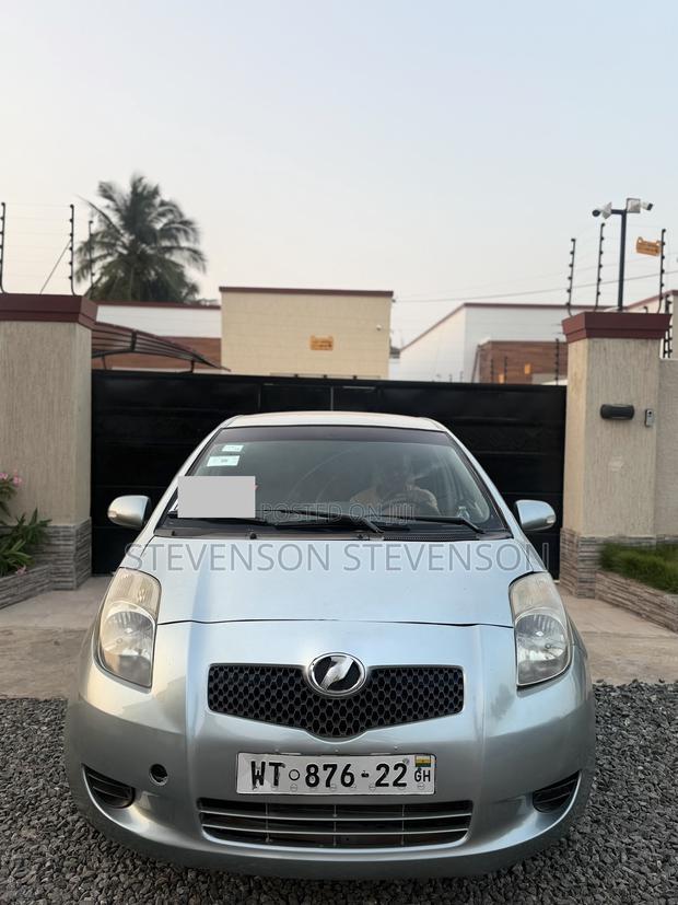 Toyota Vitz 1.0 FWD 3dr 2012 Gray