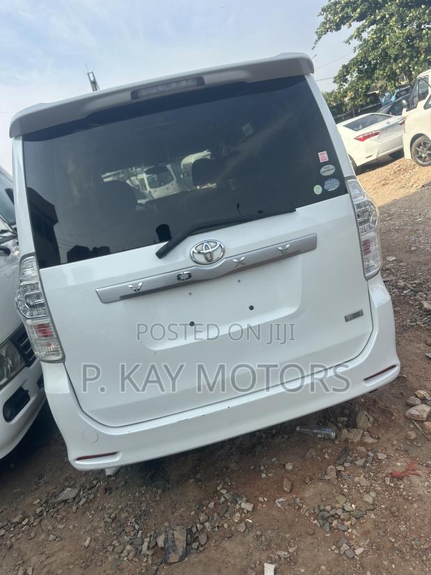 Toyota Voxy X 2WD 8-Seater 2013 White