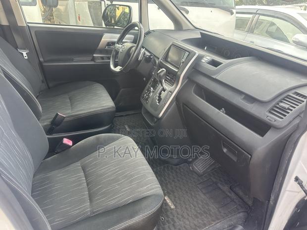 Toyota Voxy X 2WD 8-Seater 2013 White