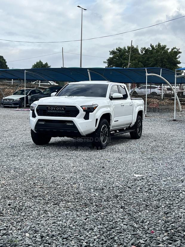 Toyota Tacoma 2024 White